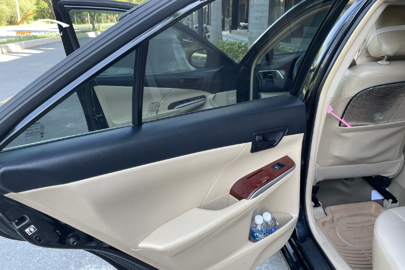 Bọc da tappi cửa xe Toyota Camry