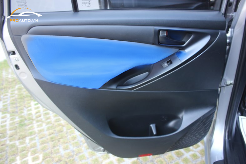 Bọc da tappi cửa xe Toyota Innova