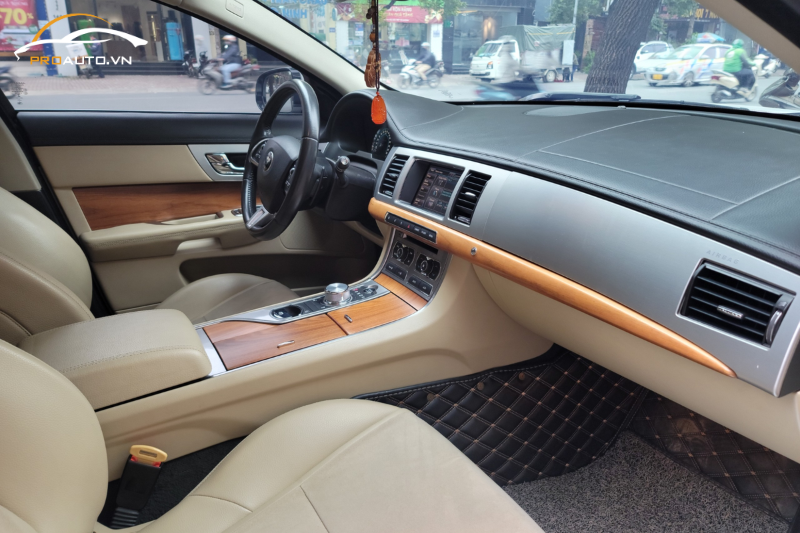 Bọc da thân con ngựa xe Jaguar XF