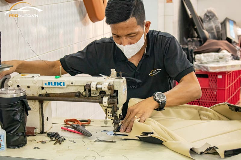 Thi công bọc ghế da xe Land Cruiser