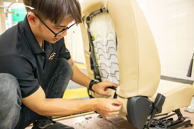 Thi công bọc ghế da xe Land Cruiser