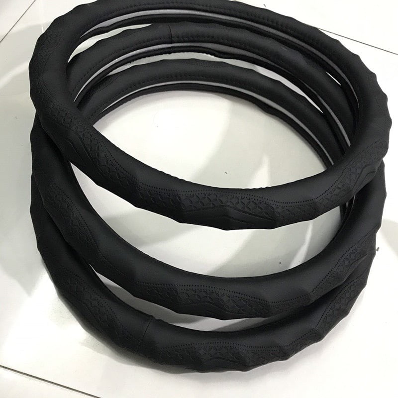 Ôm khít vô lăng, tạo cảm giác lái xe chắc chắn