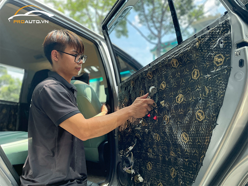 Cách âm cánh cửa xe hơi