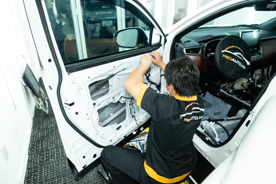 Cửa xe Cross Hybrid trước khi dán cách âm