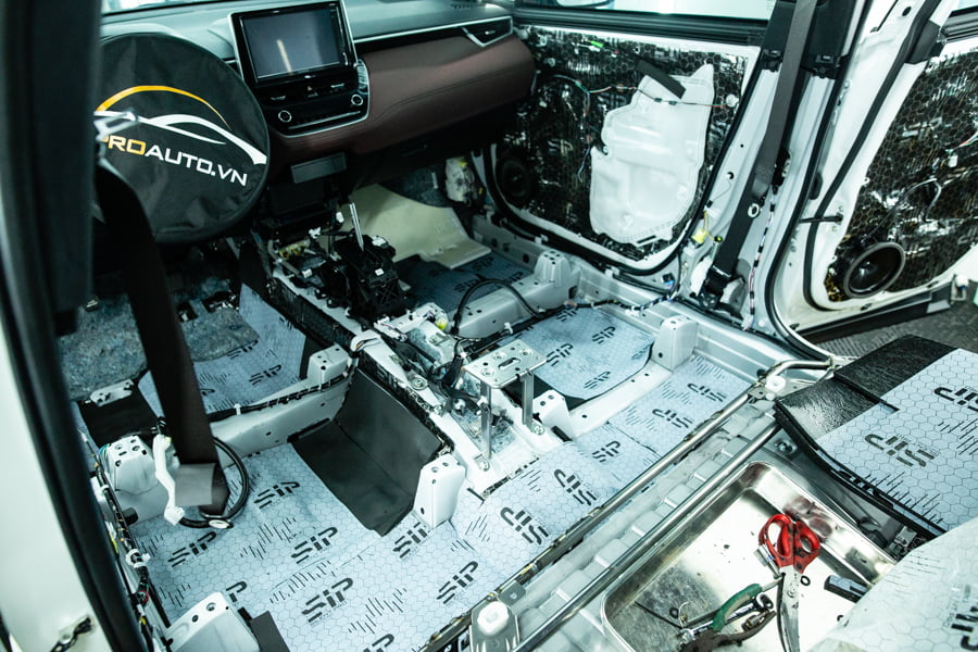 Sàn xe Cross Hybrid sau khi dán cách âm