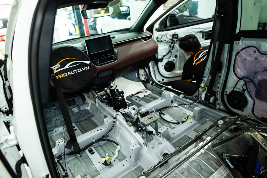 Sàn xe Cross Hybrid trước khi dán cách âm