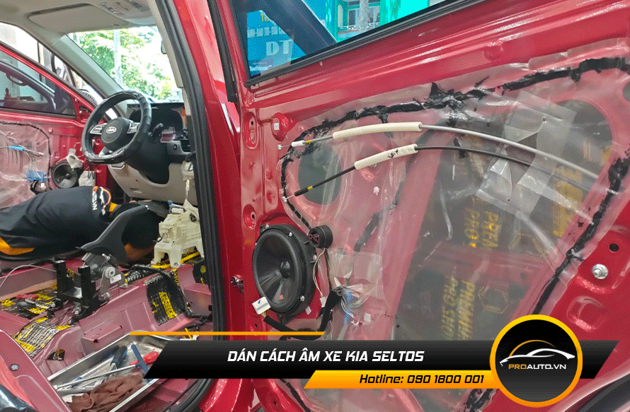 Cửa xe Kia Seltos trước khi dán cách âm