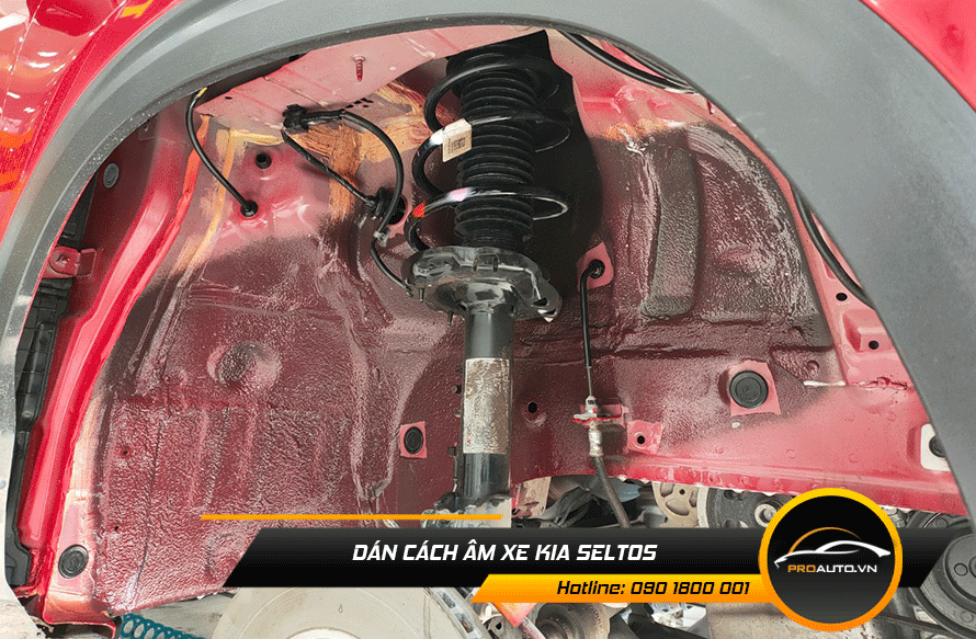 Hốc bánh xe Seltos trước khi dán cách âm