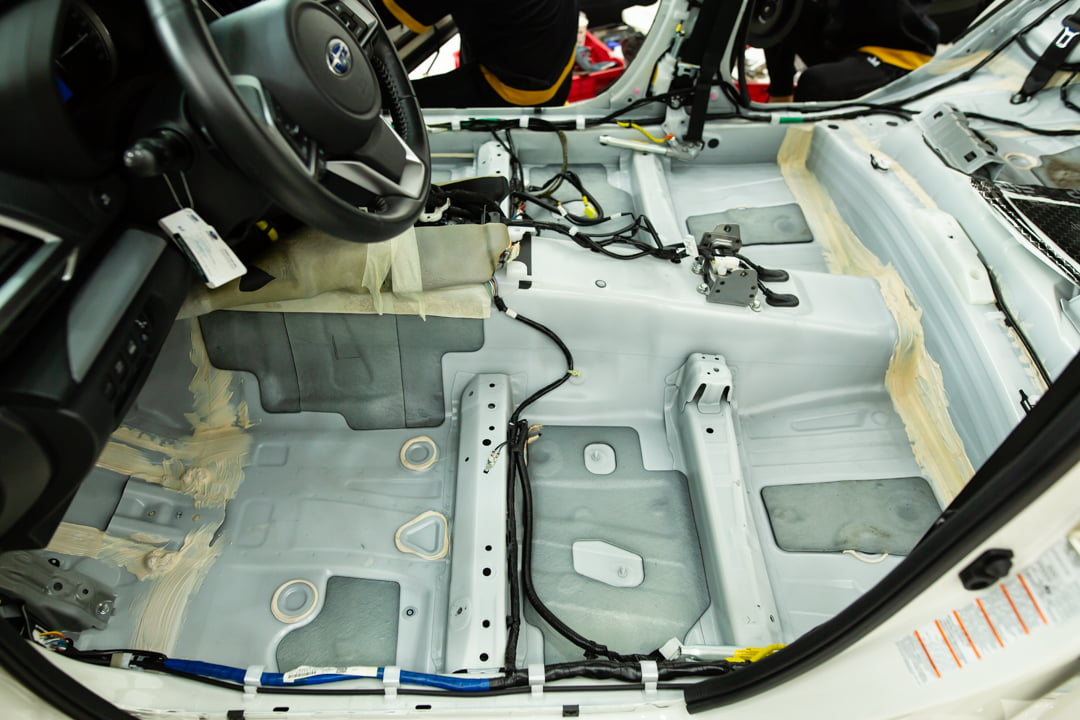 Sàn xe Subaru Forester trước khi dán cách âm