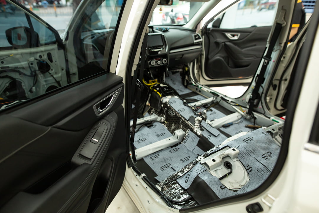 Sàn xe Subaru Forester sau khi dán cách âm