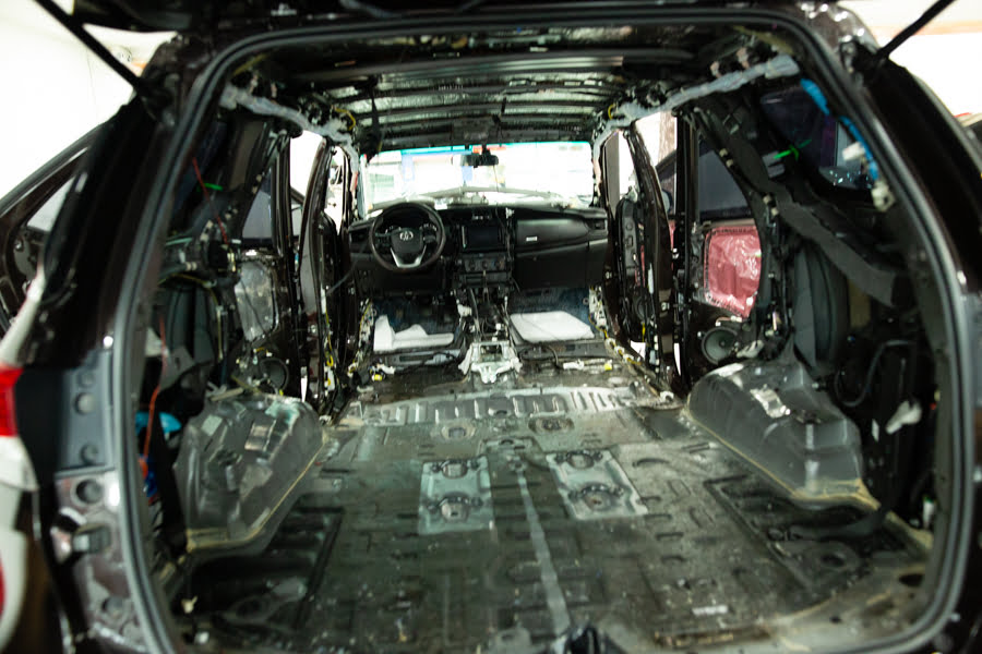 Sàn xe Toyota Fortuner trước khi dán cách âm