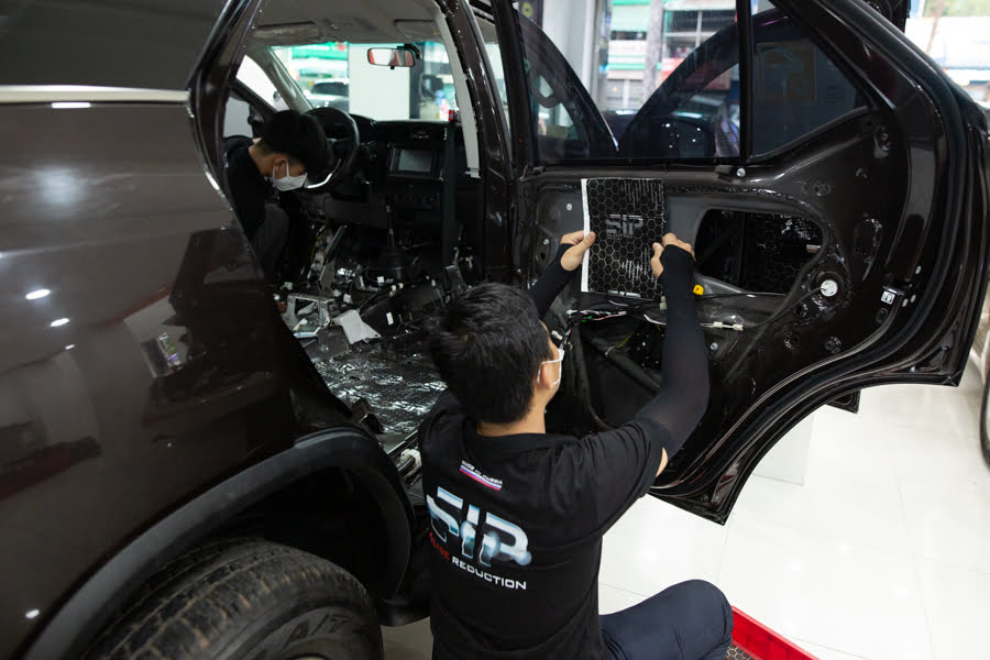 Thi công dán cách âm 4 cánh cửa cho xe tại Proauto.vn