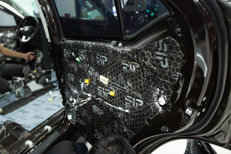 Cách âm 4 cánh cửa xe Toyota Fortuner