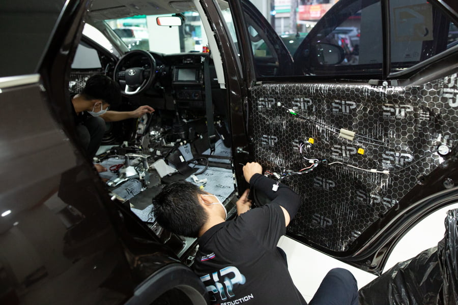 Cách âm 4 cánh cửa xe Toyota Fortuner