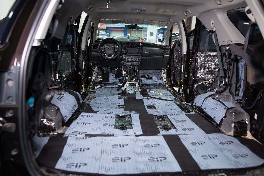 Sàn xe Toyota Fortuner sau khi dán cách âm