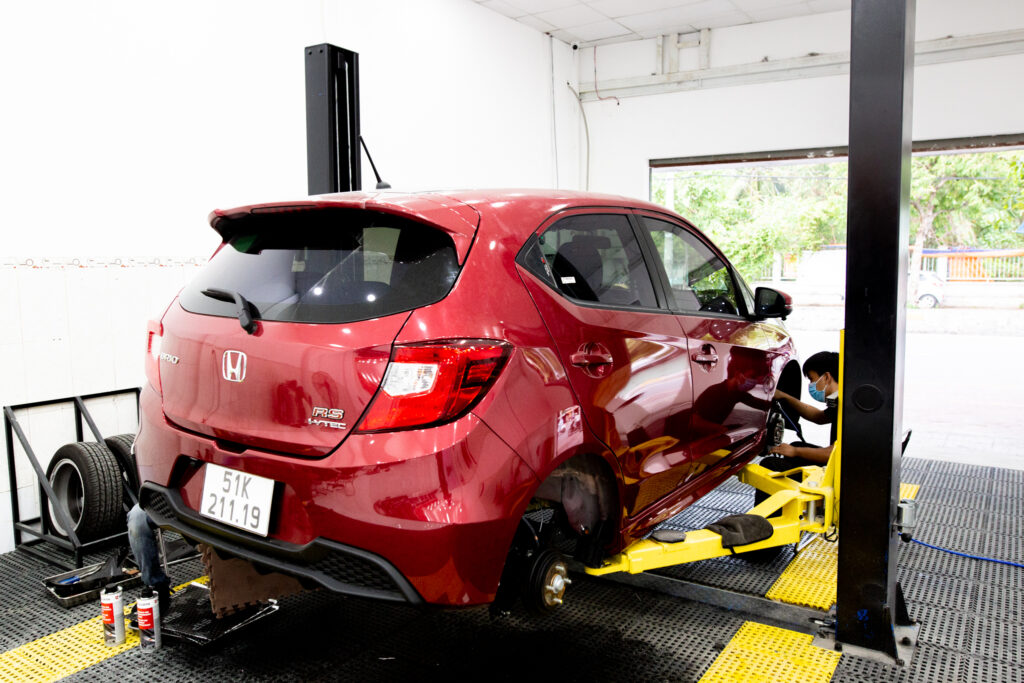 Thi công cách âm chống ồn xe HondBrio tại Trung tâm Proauto.vn