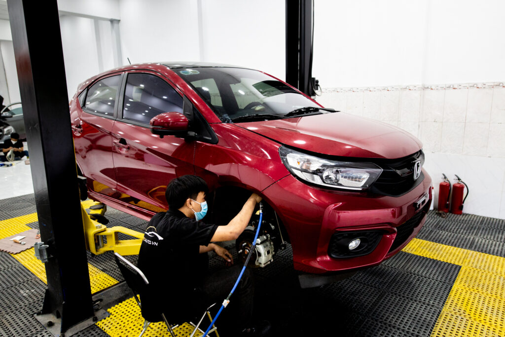 Thi công cách âm chống ồn xe HondBrio tại Trung tâm Proauto.vn