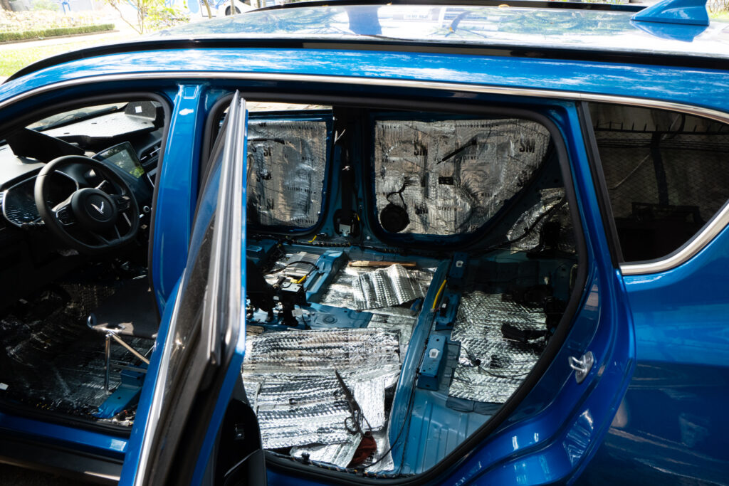 Thi công dán cách âm chống ồn xe Vinfast VF e34 tại Proauto.vn