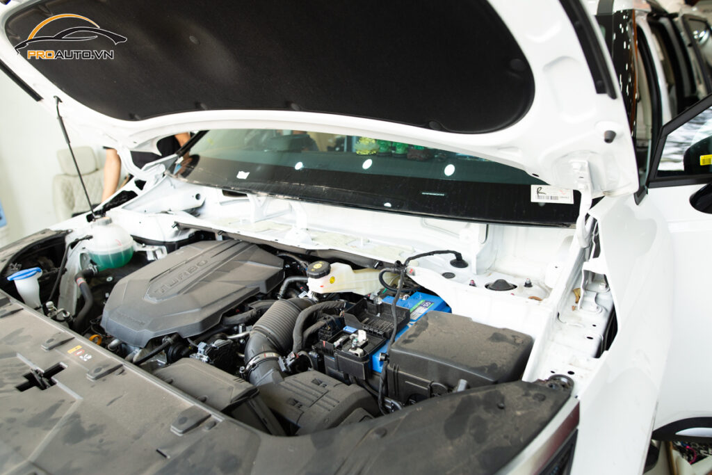 Thực hiện dán cách âm nắp capo