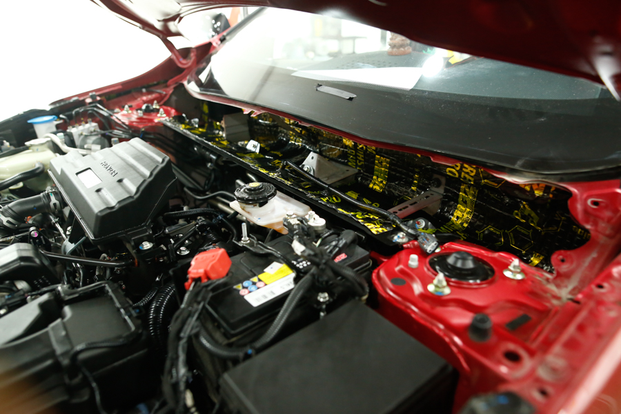 Dán cách âm khoang máy ô tô