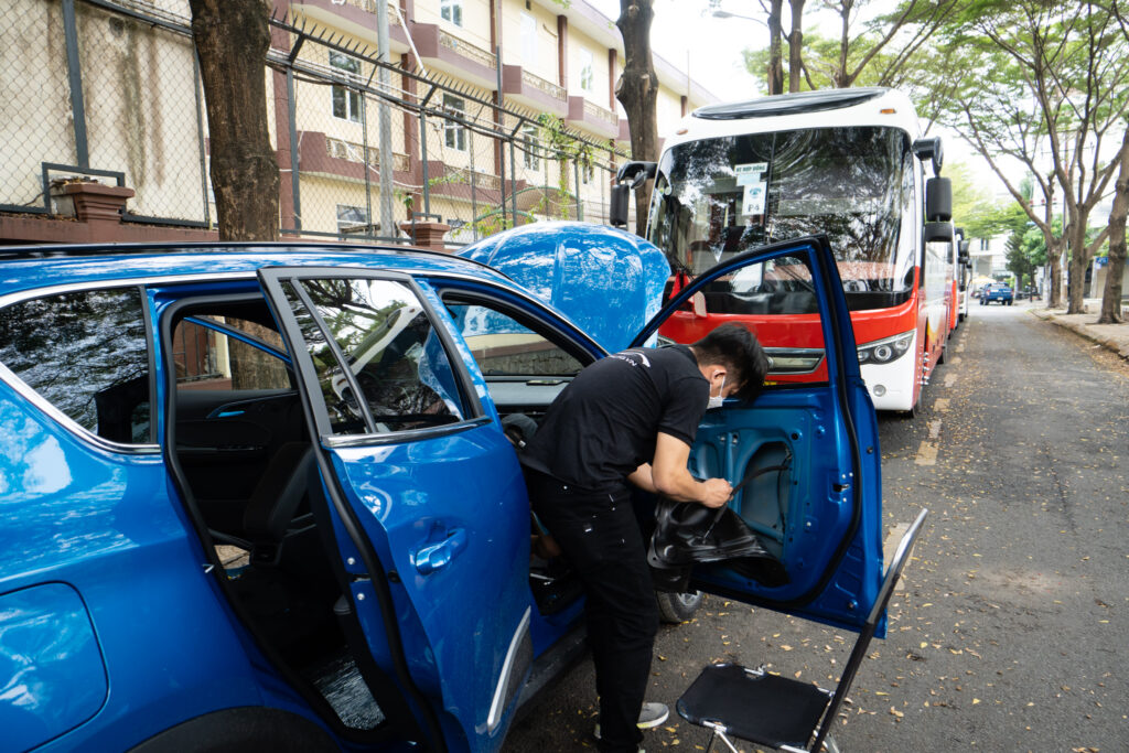 Thi công dán cách âm chống ồn xe Vinfast VF e34 tại Proauto.vn