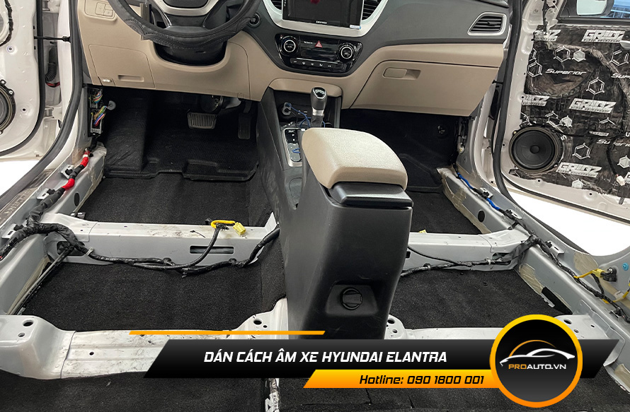 Dán vật liệu tiêu âm chống ù xe Hyundai Elantra