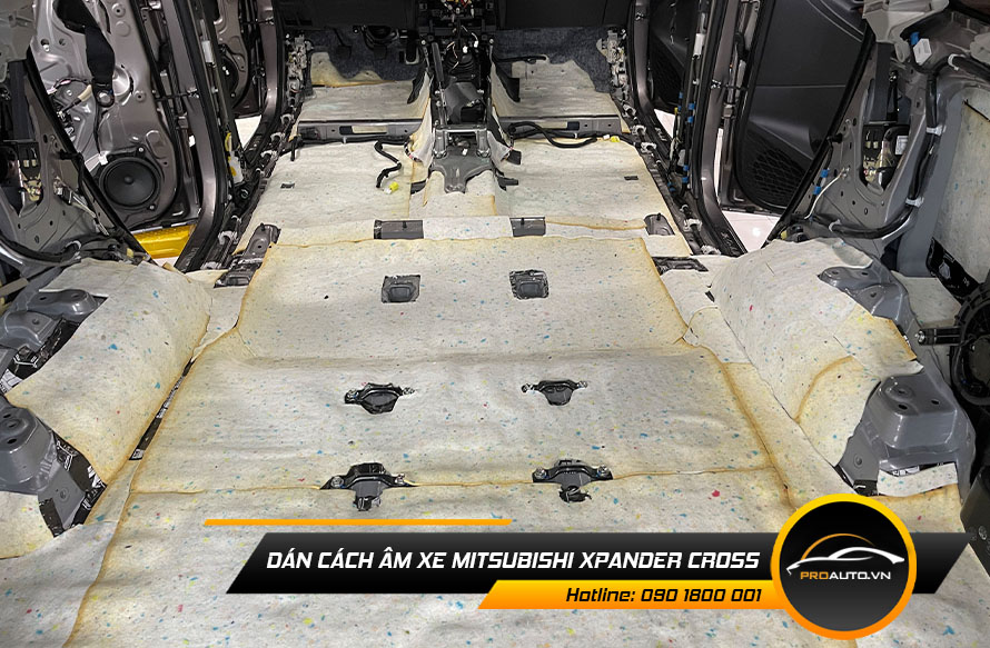 Tiêu âm chống ù xe Mitsubishi Xpander Cross vị trí sàn xe