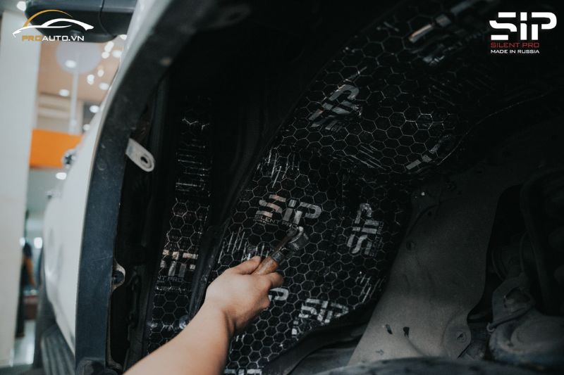 Cách âm hốc bánh Mitsubishi Xpander