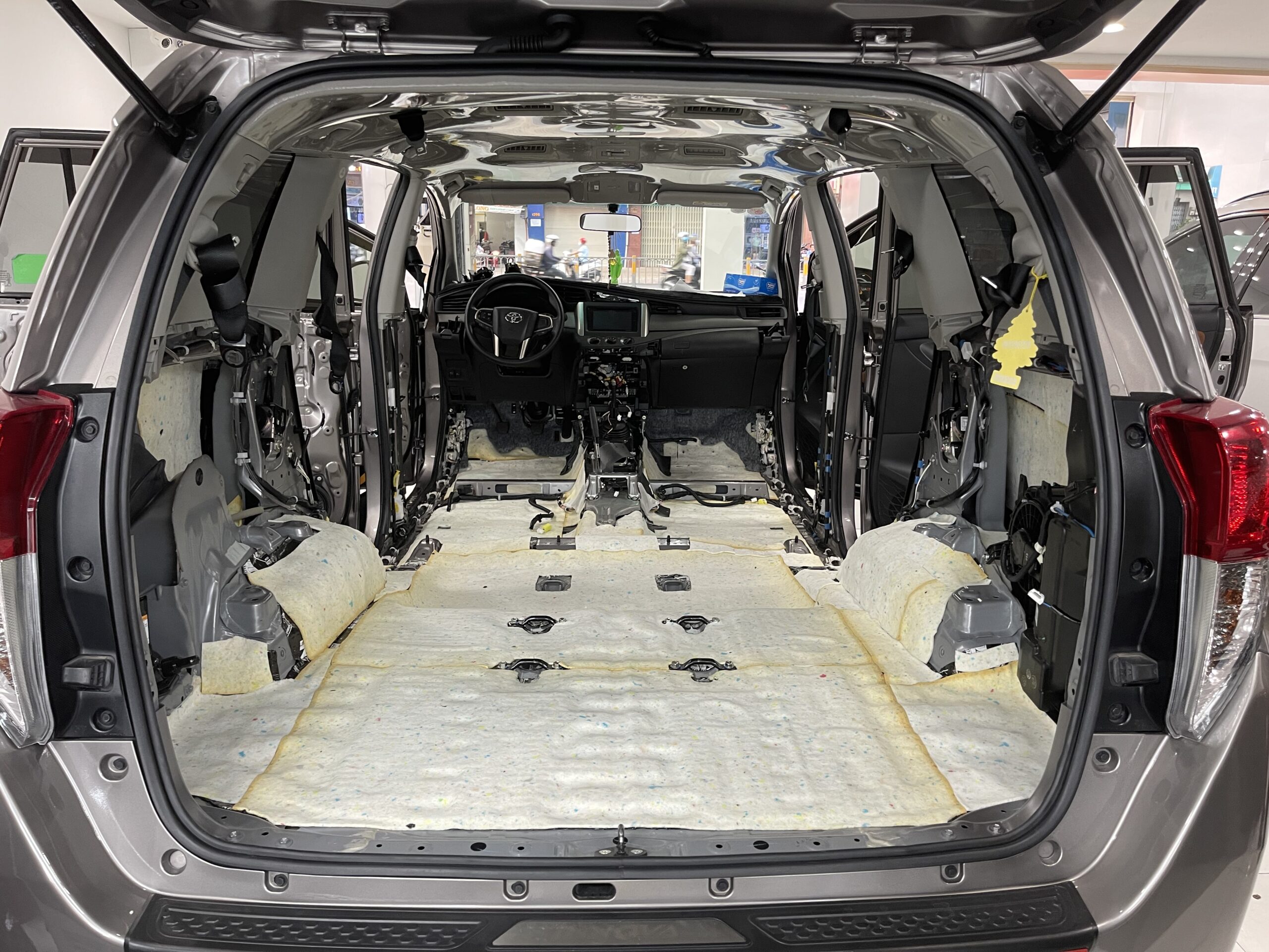 Dán vật liệu tiêu âm chống ù xe Toyota Innova