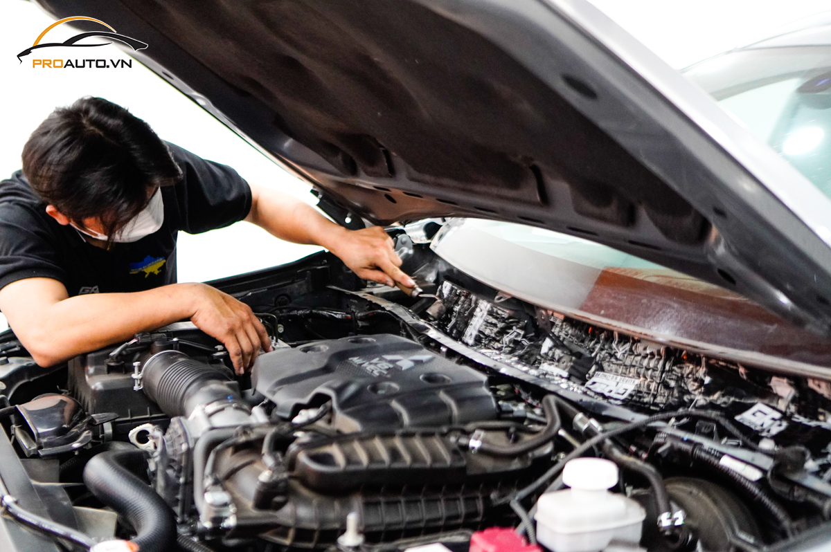 Dán cách âm khoang máy ô tô