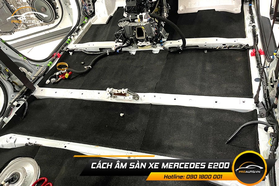 Dán vật liệu tiêu âm chống ù xe Mercedes E200