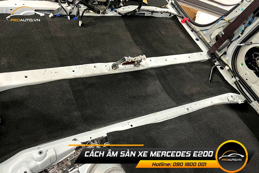 Dán vật liệu tiêu âm chống ù xe Mercedes E200