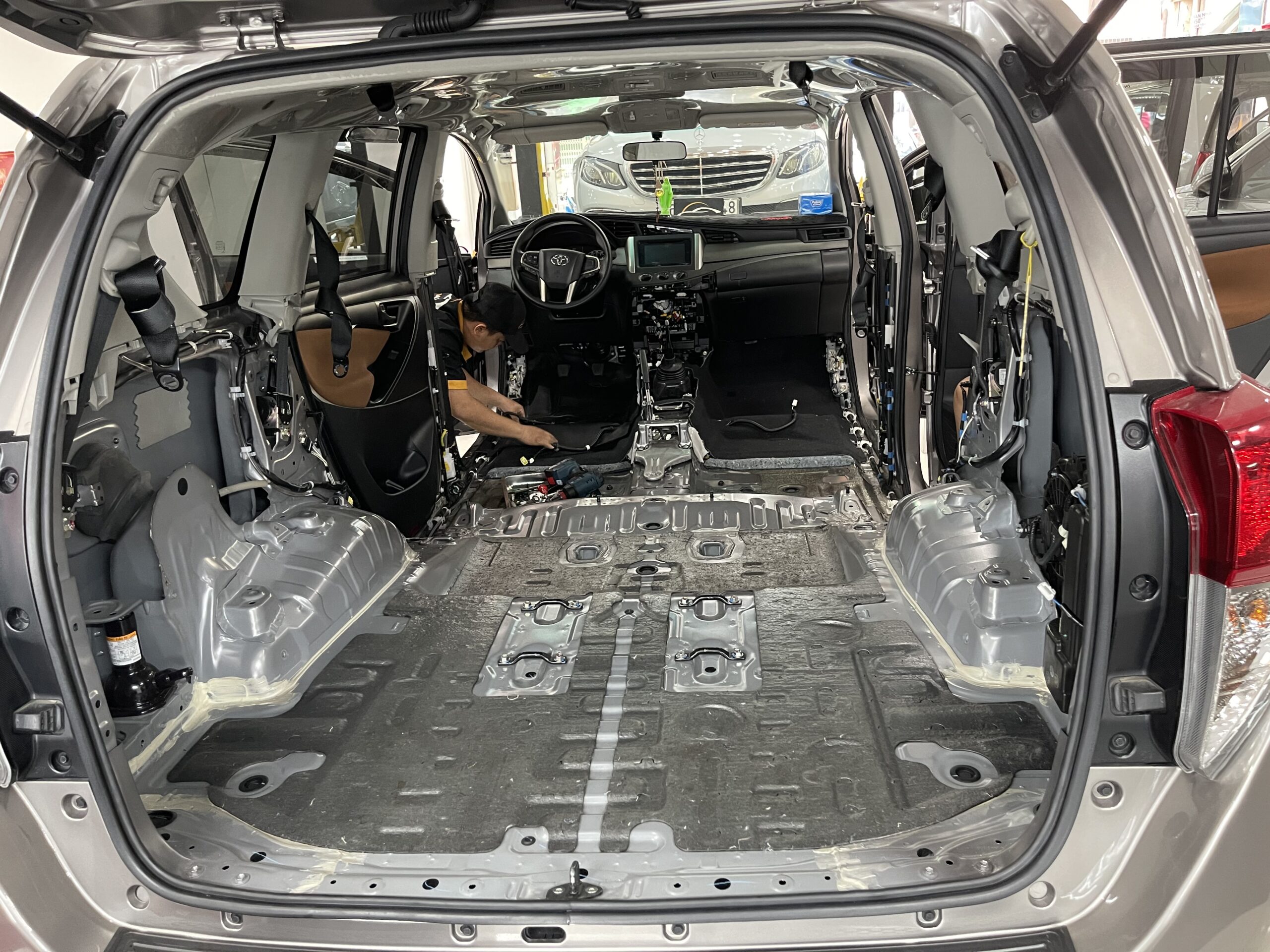 Sàn xe Toyota Innova trước khi dán cách âm
