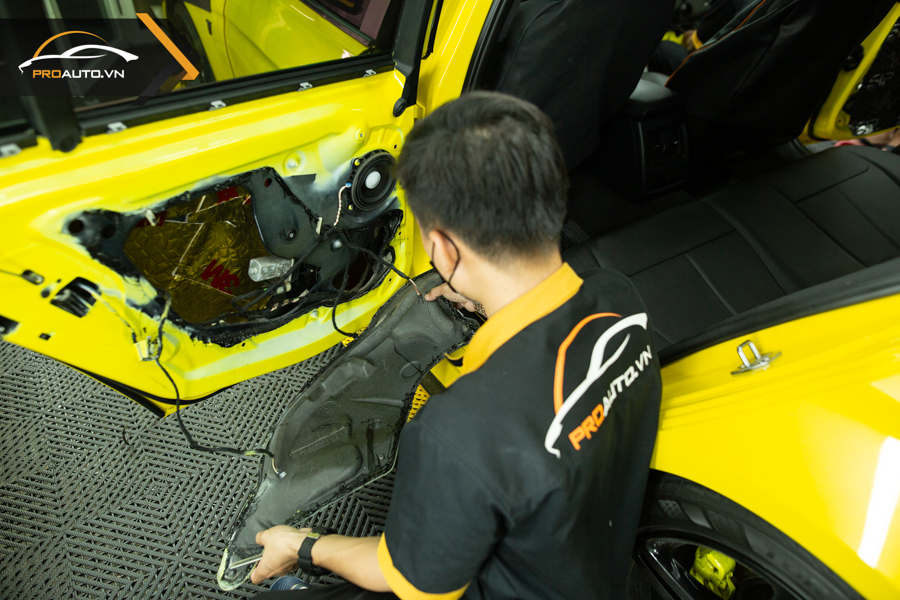 Cách âm chống ồn xe BMW i8 mang lại nhiều tiện ích cho người lái