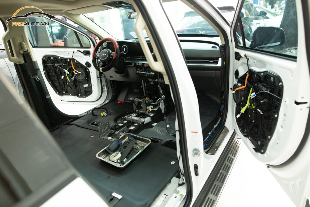 Thi công dán tiêu âm xe Chevrolet Trailblazer