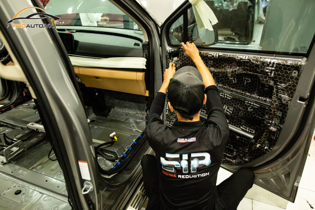Thi công cách âm chống ồn xe Chevrolet Trailblazer tại Trung tâm Proauto.vn