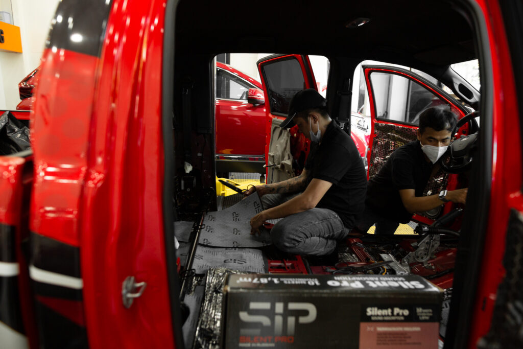 Thi công cách âm chống ồn xe Ford Ranger Raptor tại Trung tâm Proauto.vn