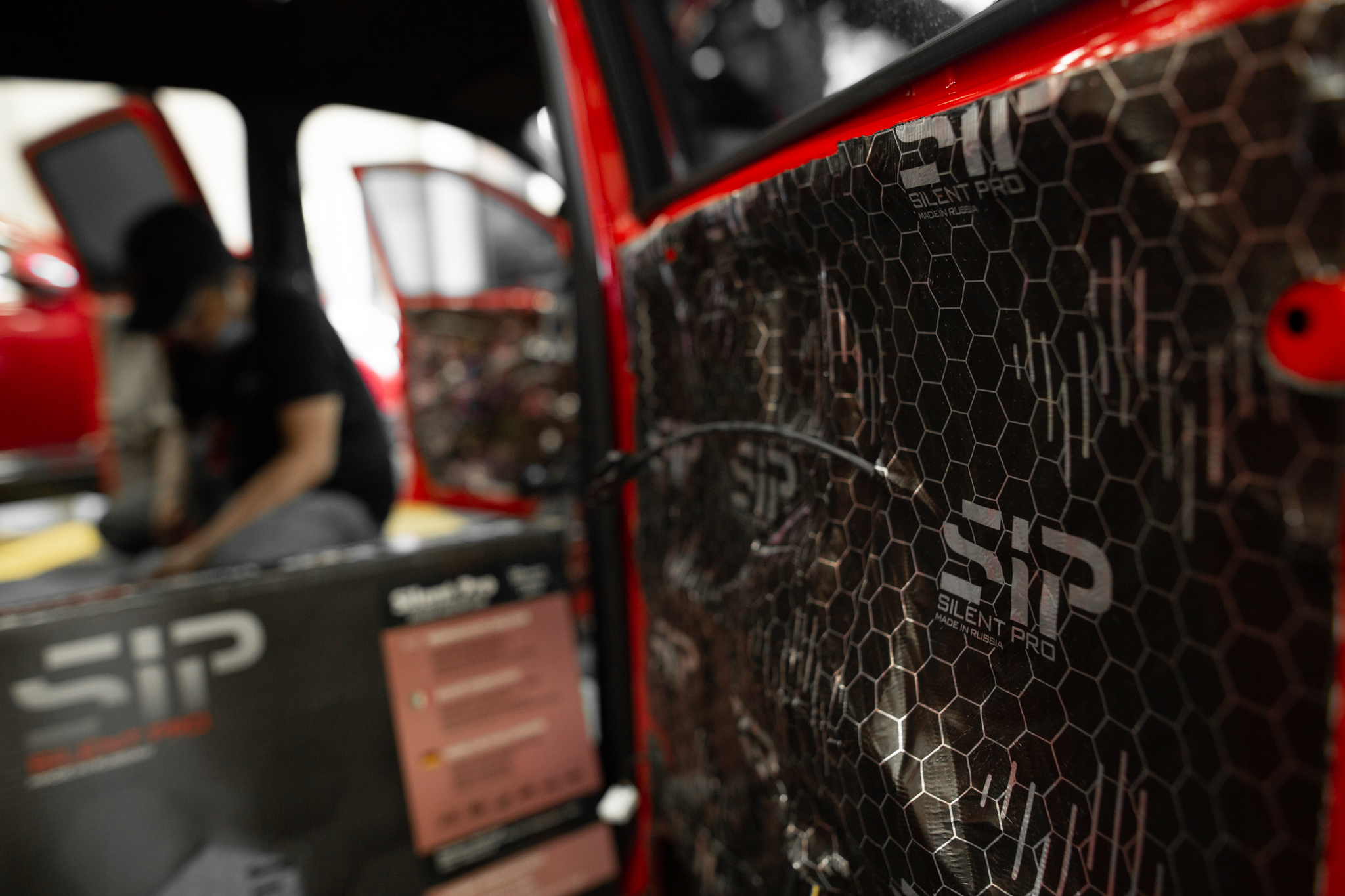 Thi công cách âm chống ồn xe Ford Ranger Raptor tại Trung tâm Proauto.vn