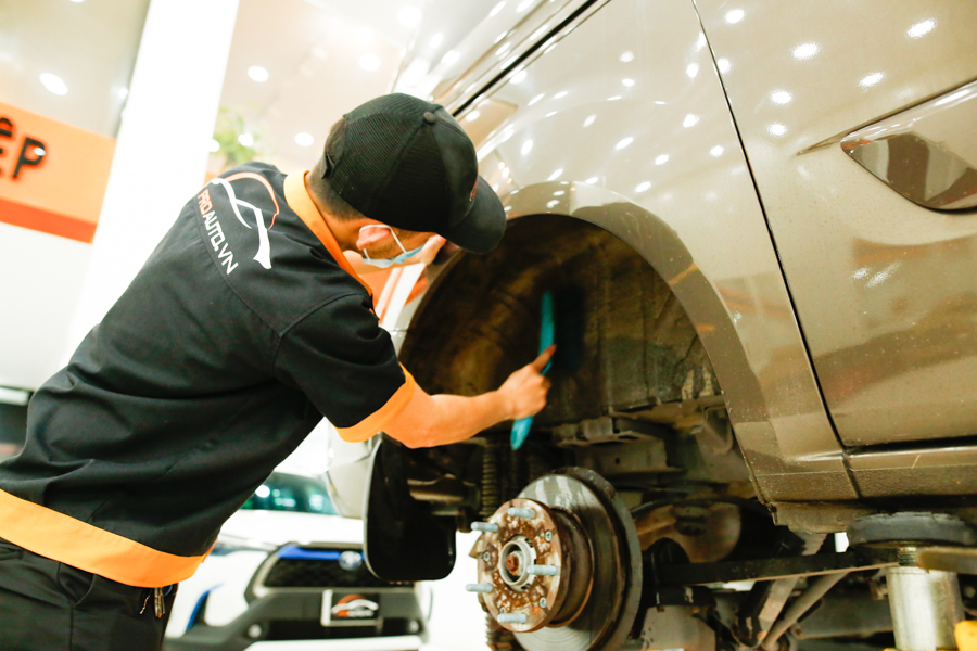 Cách âm vị trí hốc bánh xe Ford Tourneo