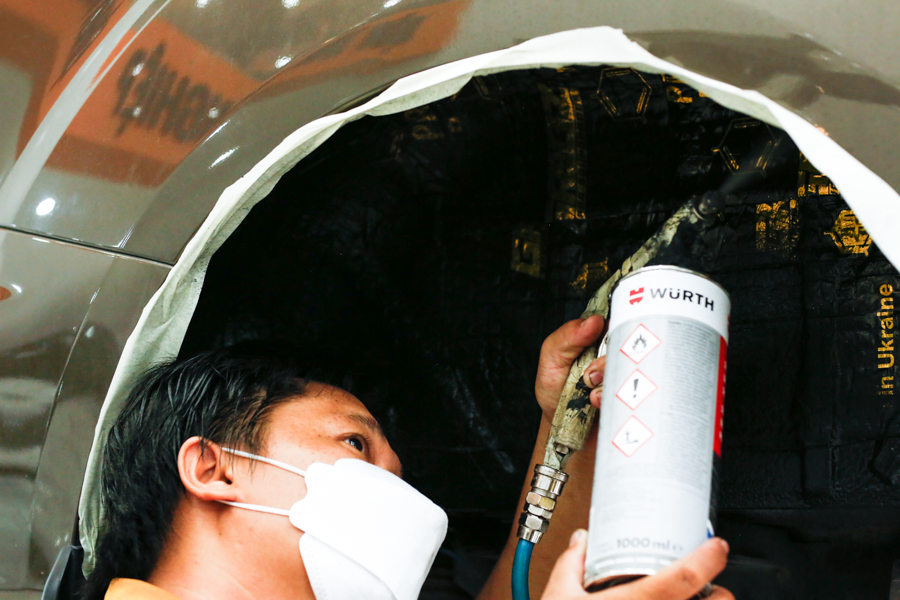 Xịt phủ hốc bánh cách âm chống ồn xe Ford Tourneo