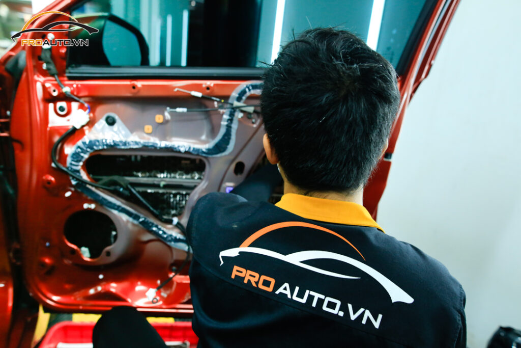 Thi công cách âm chống ồn xe Honda HRV tại Trung tâm Proauto.vn