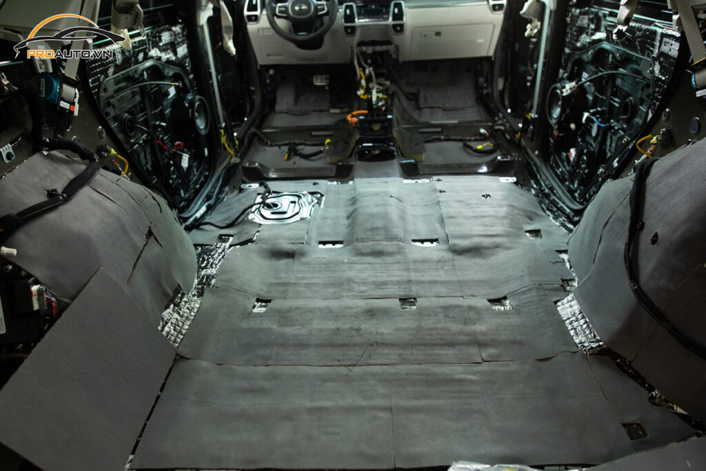 Thi công dán tiêu âm xe Kia Cerato