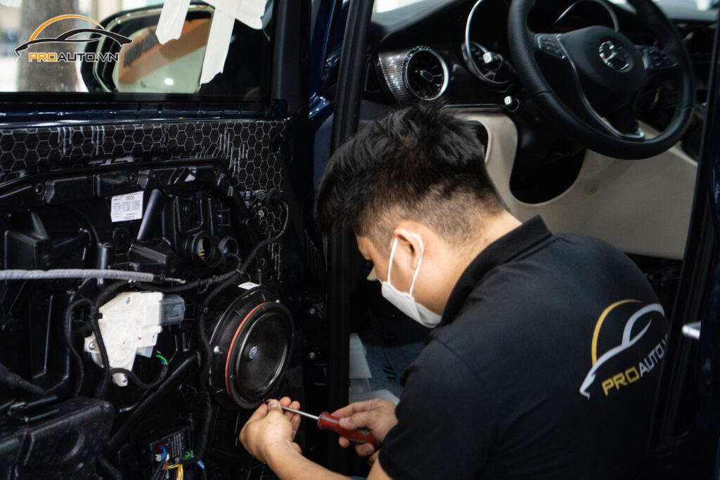 Cách âm vị trí cửa xe Mercedes Benz V 250