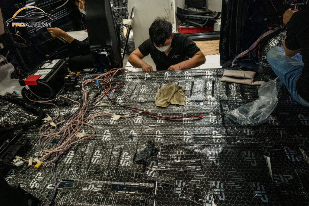 Thi công cách âm chống ồn xe Mercedes Benz V 250 tại Trung tâm Proauto.vn