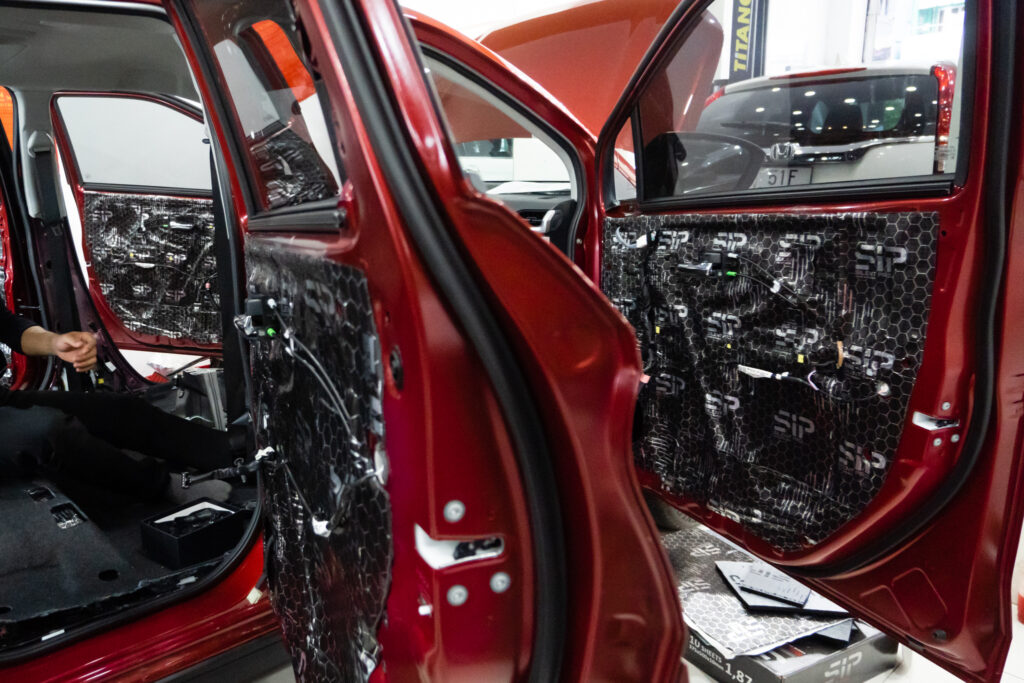 Thi công cách âm xe hơi tại trung tâm Proauto.vn