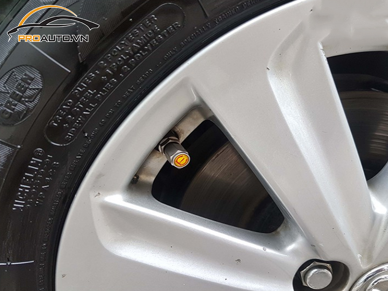 Lắp cảm biến áp suất lốp cho xe Toyota Prado