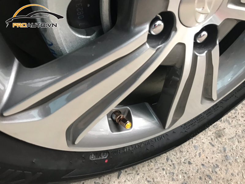 Lắp cảm biến áp suất lốp cho xe Hyundai Accent