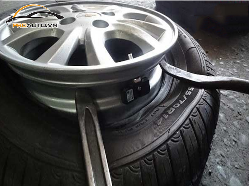 Lắp Cảm Biến Áp Suất Lốp Cho Xe Nissan Almera