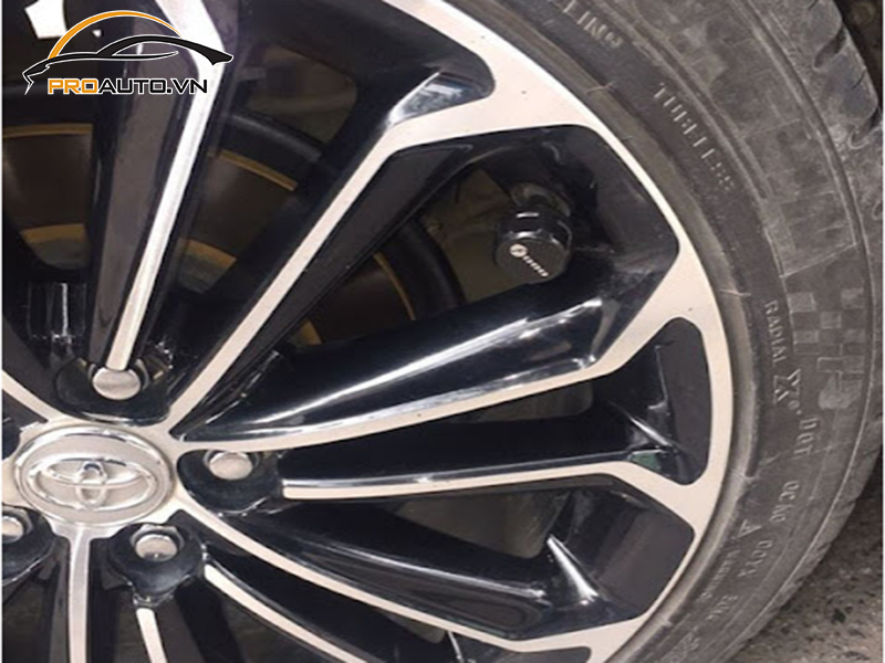 Lắp cảm biến áp suất lốp cho xe Toyota Altis