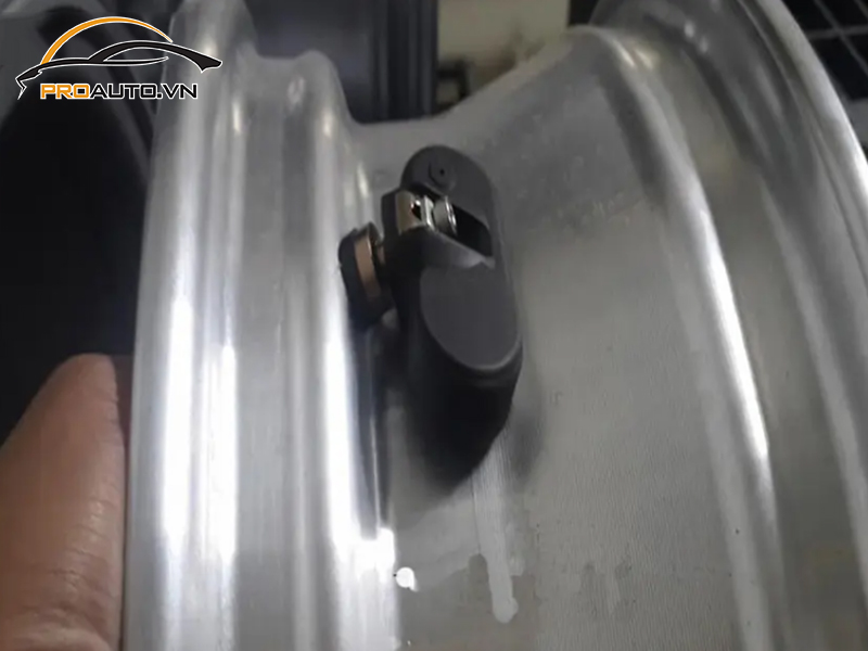 Lắp Cảm Biến Áp Suất Lốp Cho Xe Mercedes Benz CLA